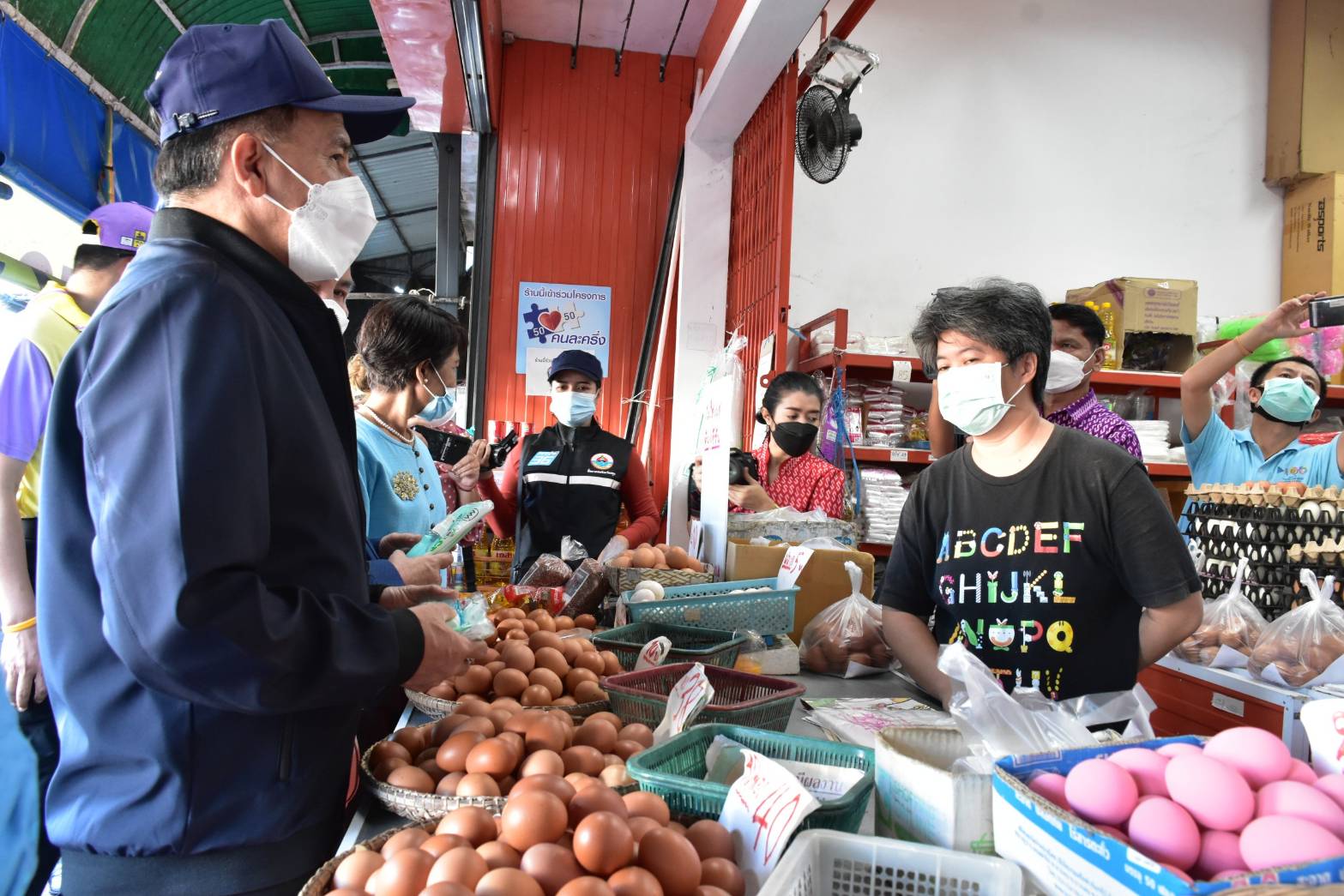 ผู้ว่าฯ สตูล ลงพื้นที่สุ่มตรวจราคาสินค้า  พบยอดจำหน่ายหมูในจังหวัดลดลง 50%