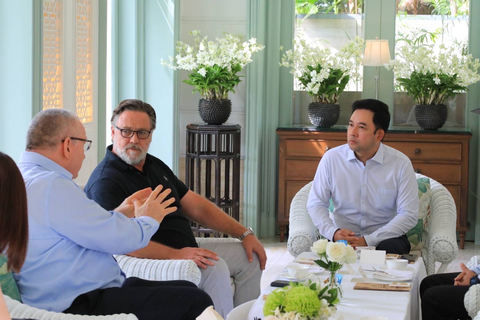 "นายกฯ" ส่ง "รมว.วธ." พบ Russell Crowe มอบของขวัญ พร้อมขอบคุณ หลังชื่นชมคนไทย-อาหารไทย ประทับใจธรรมชาติ