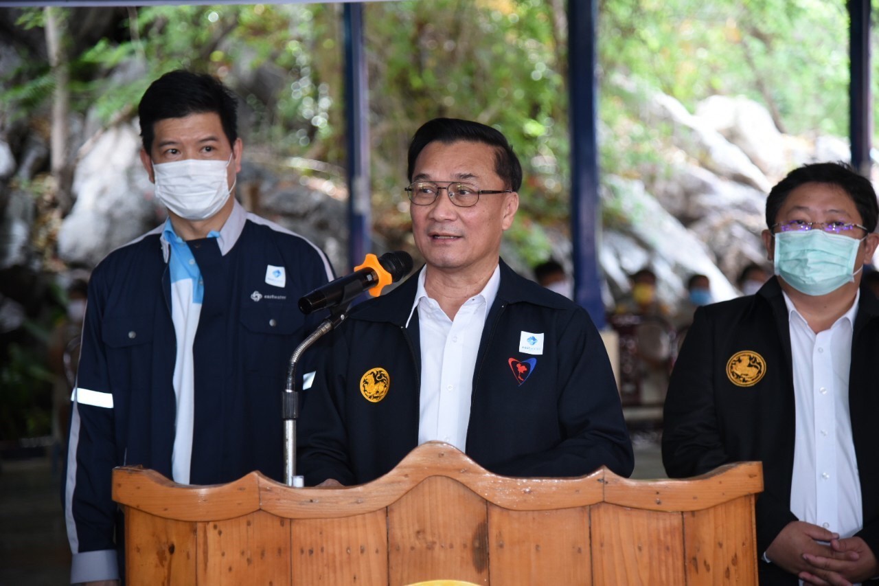 รมช.มหาดไทยร่วมกับอีสท์วอเตอร์มอบถุงยังชีพแก่ประชาชนชาว อ.บางปะกง 300ถุง