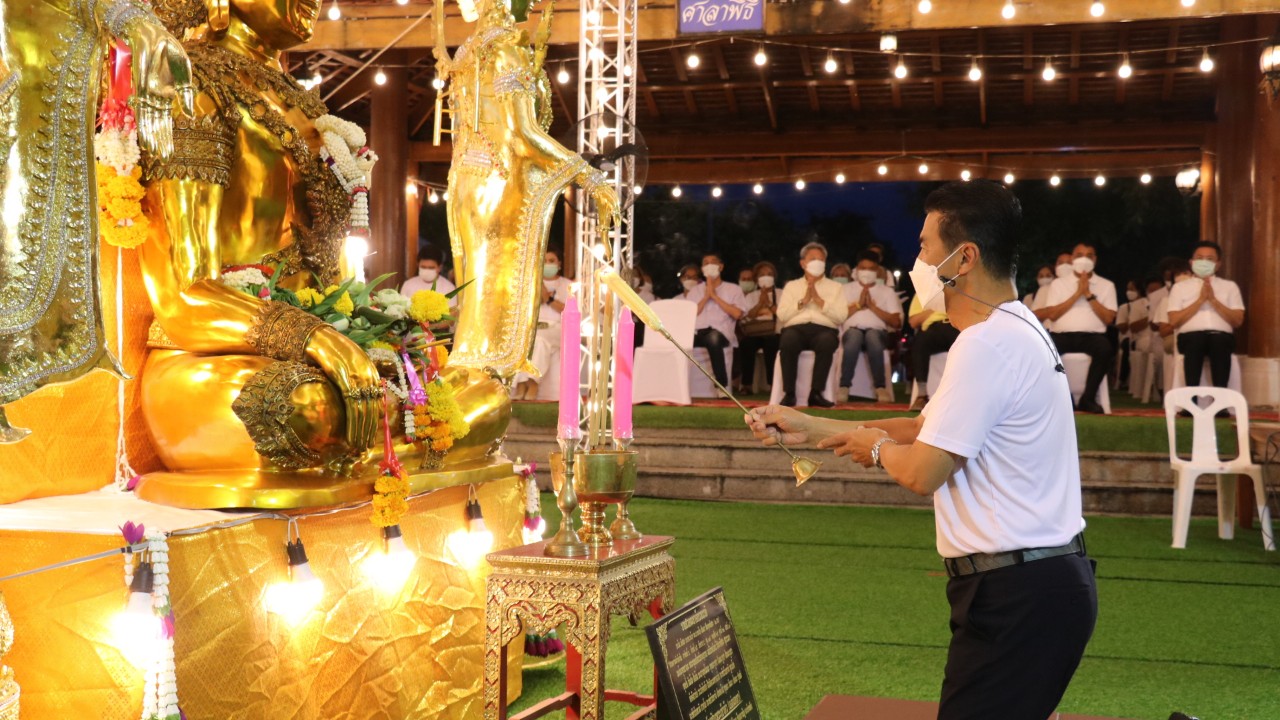 “เทวัญ” นำชาวโคราชนับพันคนเวียนเทียนรอบลานย่าโม สักการะพระบรมสารีริกธาตุ