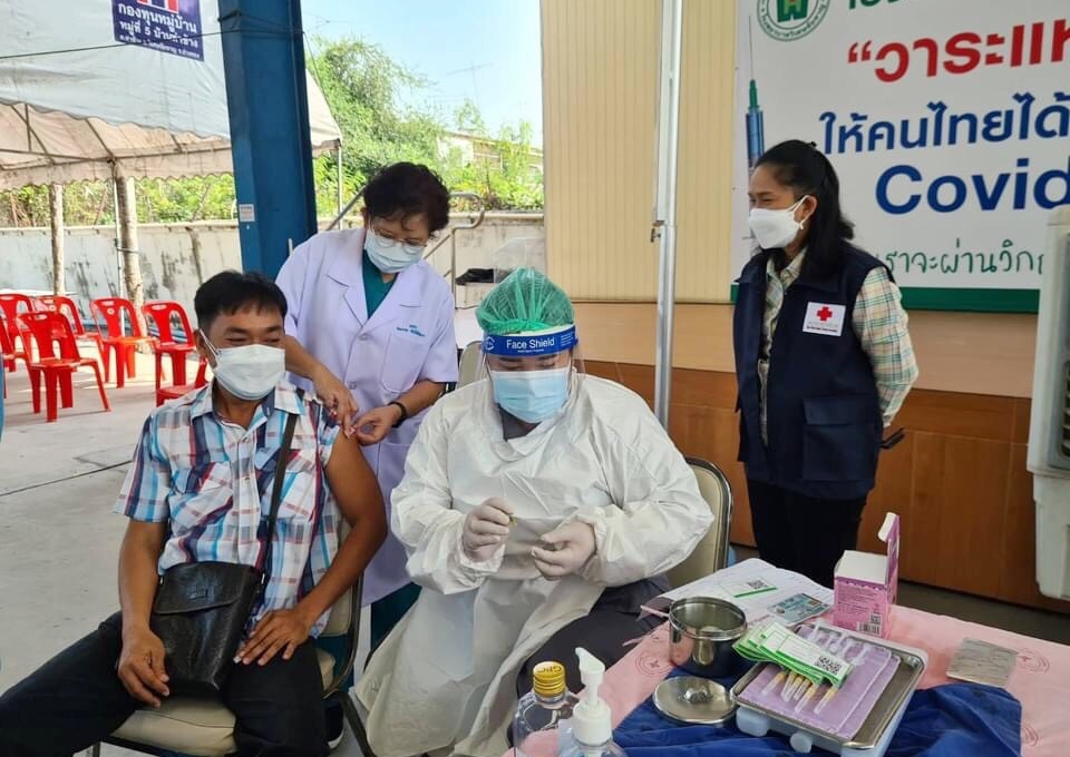 นายกเหล่ากาชาดอ่างทอง เยี่ยมจุดฉีดวัคซีน รพ. วิเศษชัยชาญ ให้กำลังใจพี่น้องประชาชน