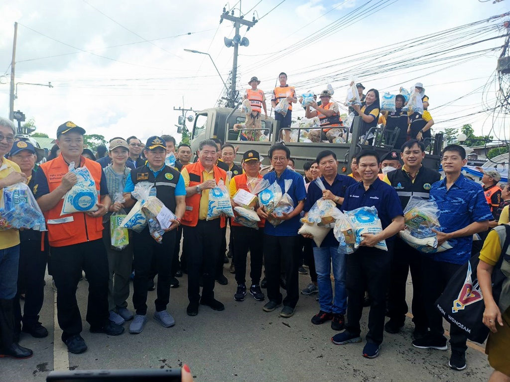 รองนายกฯ ลุยแพร่ช่วยเหลือผู้ประสบภัย "วรวัจน์" แจกถุงยังชีพ-ข้าวกล่อง ปชช.4 อำเภอ 