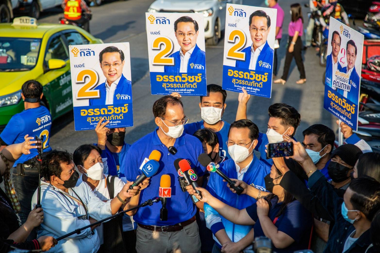 "กรณ์-อรรถวิชช์" เดินตลาดหาเสียงหลักสี่ ห่วงราคาหมูแพง แนะรีบนำเข้าหมู แก้ปัญหาได้ทันที