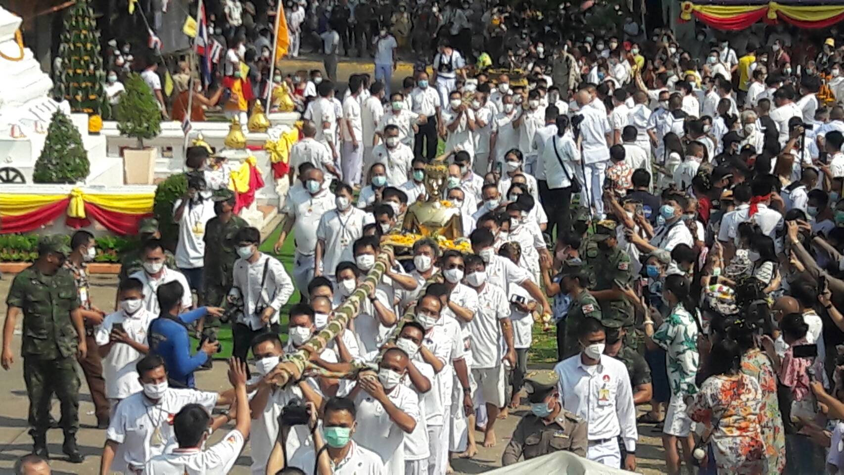 อัญเชิญหลวงพ่อพระใสลงจากพระอุโบสถ วัดโพธิ์ชัย พระอารามหลวง จ.หนองคาย