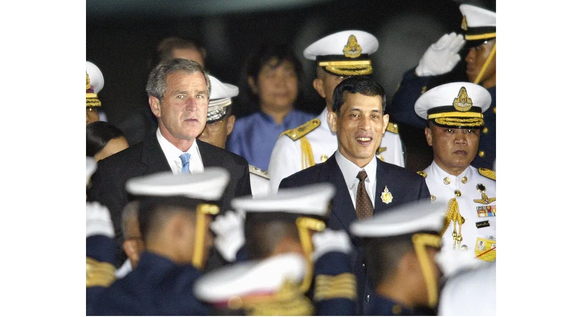 พระบาทสมเด็จพระปรเมนทรรามาธิบดีศรีสินทรมหาวชิราลงกรณ พระวชิรเกล้าเจ้าอยู่หัว รัชกาลที่ 10 ครั้งพระองค์ทรงดำรงพระราชอิสริยยศสมเด็จพระบรมโอรสธิราช เจ้าฟ้ามหาวชิราลงกรณ สยามมกุฎราชกุมาร ทรงให้การต้อนรับประธานาธิบดีจอร์จ ดับเบิลยู บุช แห่งสหรัฐฯ ที่เดินทางมาเยือนไทย (Photo : AFP)