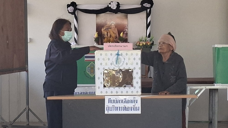 “สุรินทร์”คึกคัก! ชาวบ้านชายแดนแห่เลือกตั้ง อบต. “ผู้สูงอายุ” ออกมาใช้สิทธิแต่เช้า ฝ่าอากาศหนาว 