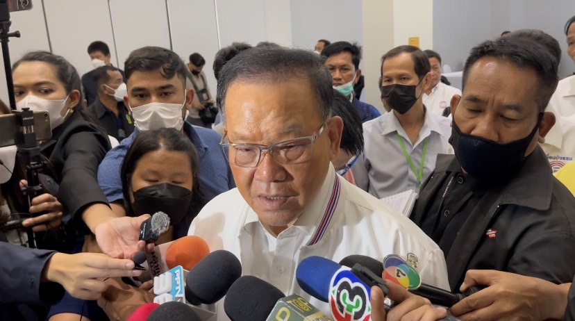 "สันติ" สยบข่าวลือ ! ลั่นไม่ย้ายพรรค ปม "แคนดิเดตนายกฯ พปชร." เป็นเรื่องของผู้ใหญ่