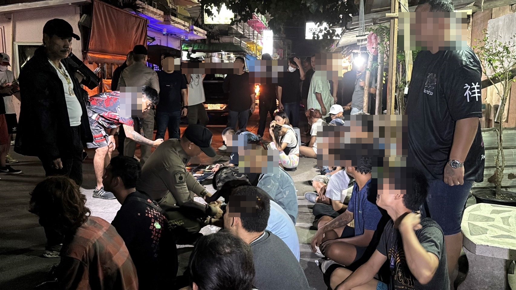 ตำรวจพัทยาบุกทลายรังพ่อค้า-นักเสพรวบคาอุปกรณ์บริเวณซอยจอมเทียนสองและสาม