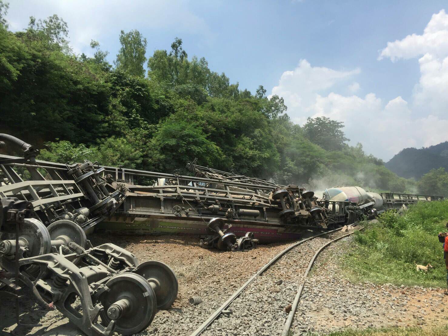 ระทึก!! รถไฟขบวนพิเศษทดลองตกรางที่ผาเสด็จ เจ็บ 3 คาดเปิดทางได้พรุ่งนี้