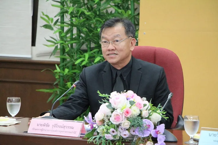 	นายพิชัย  รุจิโรจน์สุวรรณ รองผู้อำนวยการ รักษาการแทนผู้อำนวยการองค์การอุตสาหกรรมป่าไม้ 