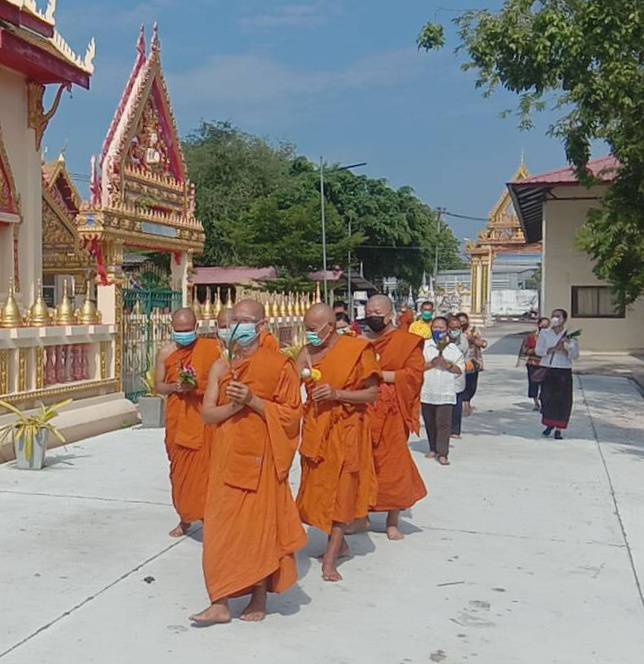 พระครูดร.ปริยัติวัฒนโชตินำพุทธศาสนิกชนวัดสระแก้วทำบุญเวียนเทียนเนื่องในวันวิสาขบูชา