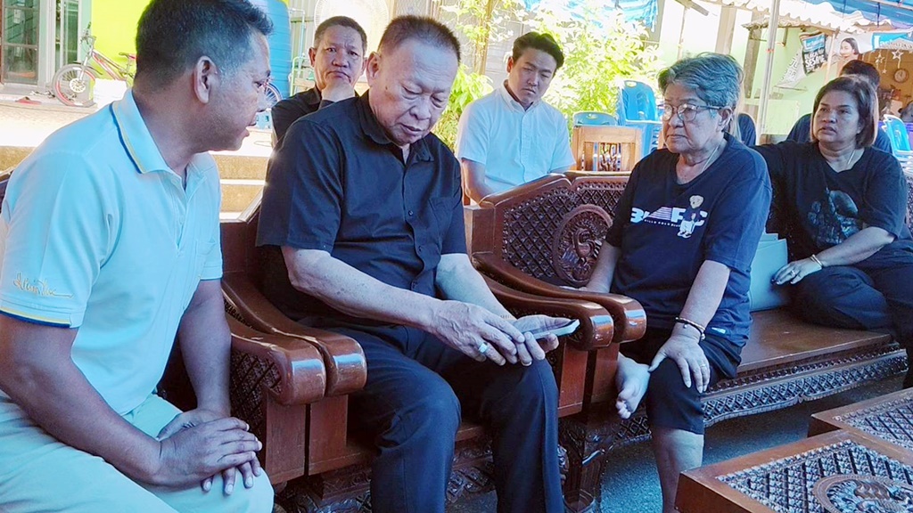 นายกสมาคมประมงพังงา เข้าให้กำลังใจครอบครัวลูกเรือประมง ถูกจับในเมียนมา 