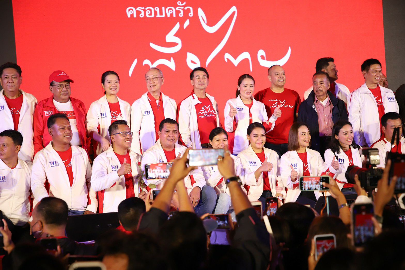"แพทองธาร" ยกพลบุกภาคใต้ ! นำ "เพื่อไทย" ลุยเมืองคอนครั้งแรก สักการะพระบรมสารีริกธาตุฯ ที่วัดมหาธาตุฯ