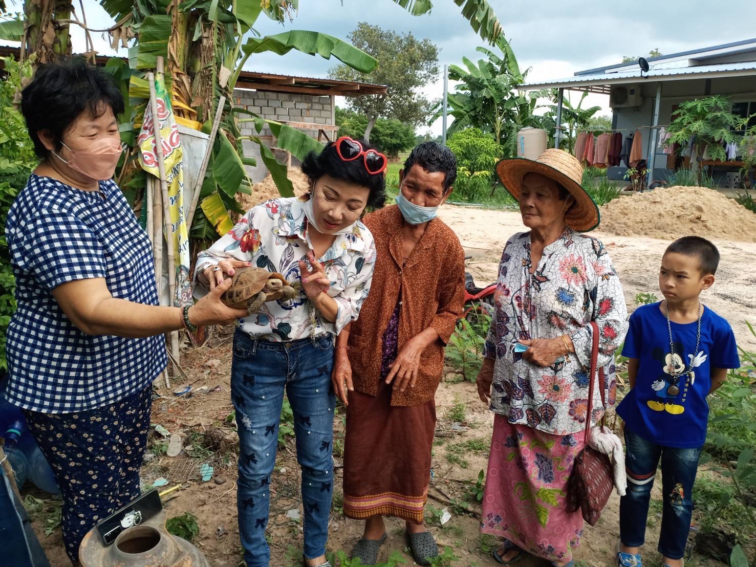 ดร.กัลยาณี  นายกฯท่องเที่ยวศรีสะเกษสุดทึ่ง เต่าสีทองมีเกล็ดพญานาค กระดองเหมือนผ้ายันต์พระพุทธรูป