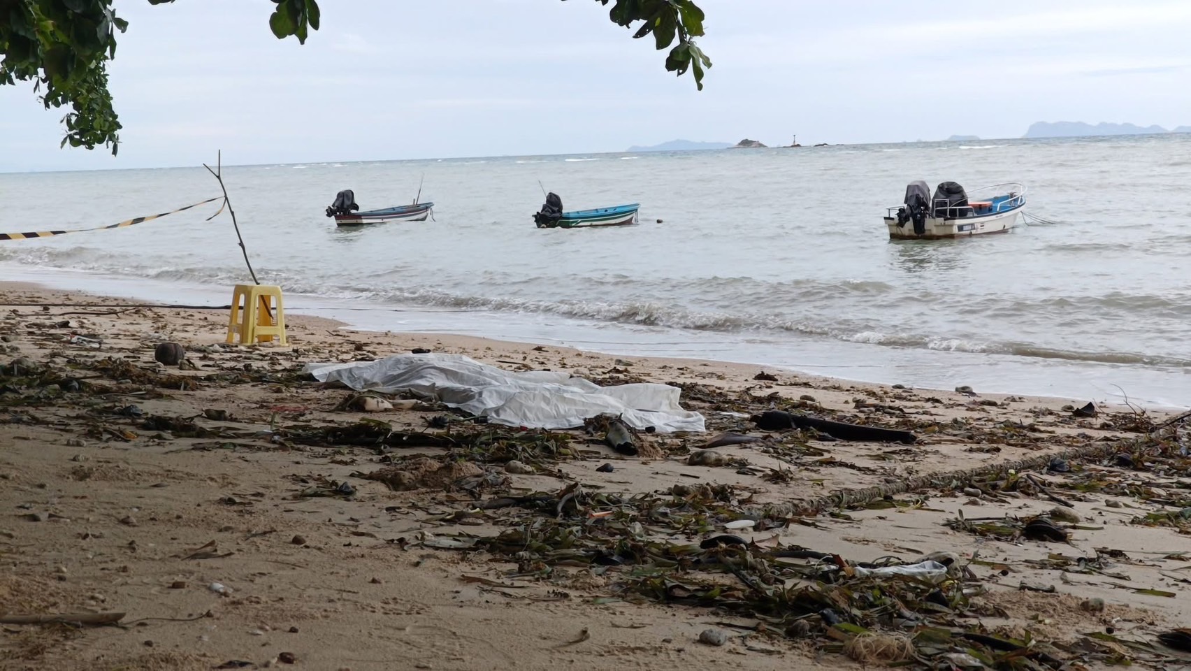 เกาะพะงัน พบศพแหม่มชาวอังกฤษวัย 54  นอนเสียชีวิตบนชายหาดเจ้าเภา