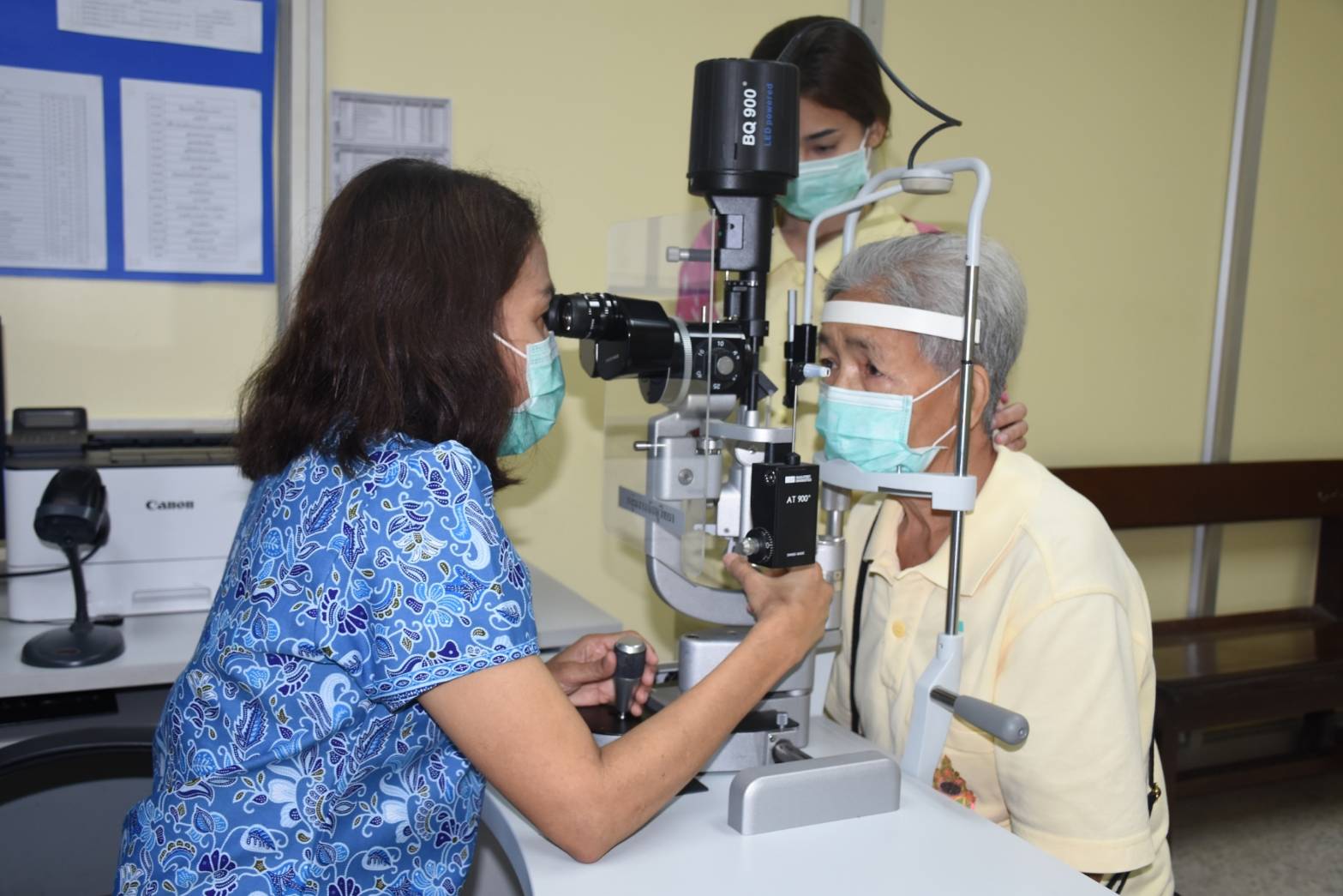 รพ.ศูนย์นครปฐม เปิดตัวนวัตกรรม Slit lamp Shield ป้องไวรัส โควิด-19 