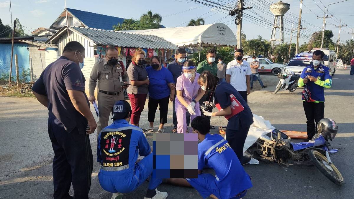 หนุ่มใหญ่ดวงกุดถูกกระบะพุ่งชนจยย.ระหว่างไปทำธุระดับคาถนน