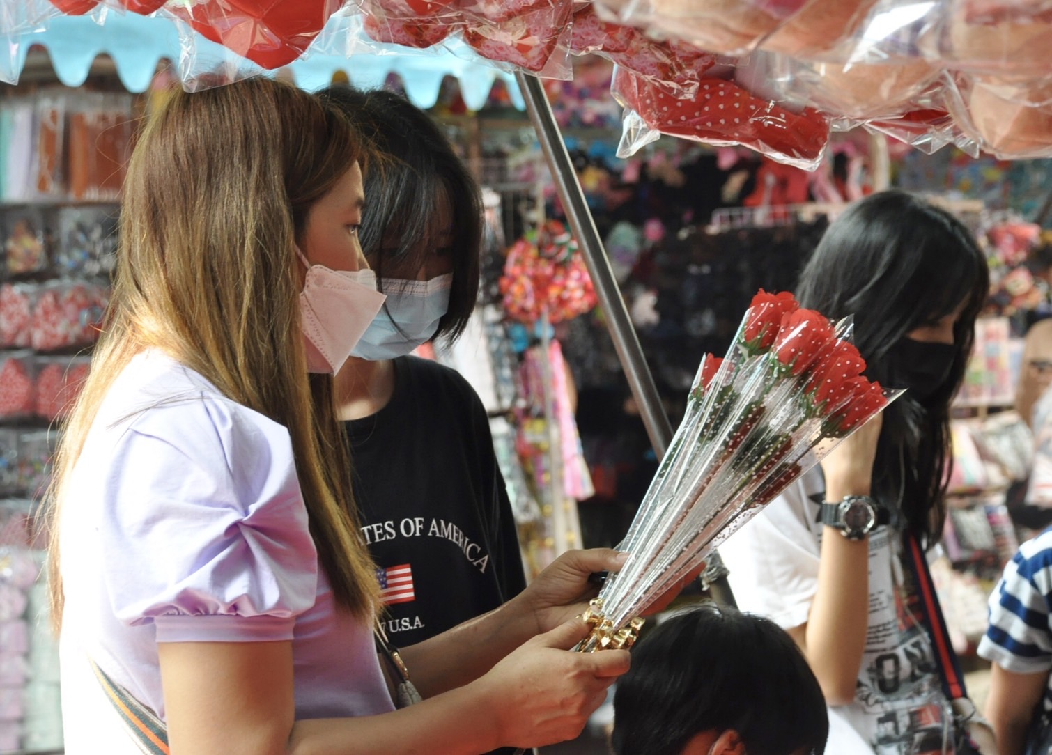 ต้อนรับวาเลนไทน์! ปชช.เลือกซื้อดอกกุหลาบ-ตุ๊กตาหมีตลาดสำเพ็ง 