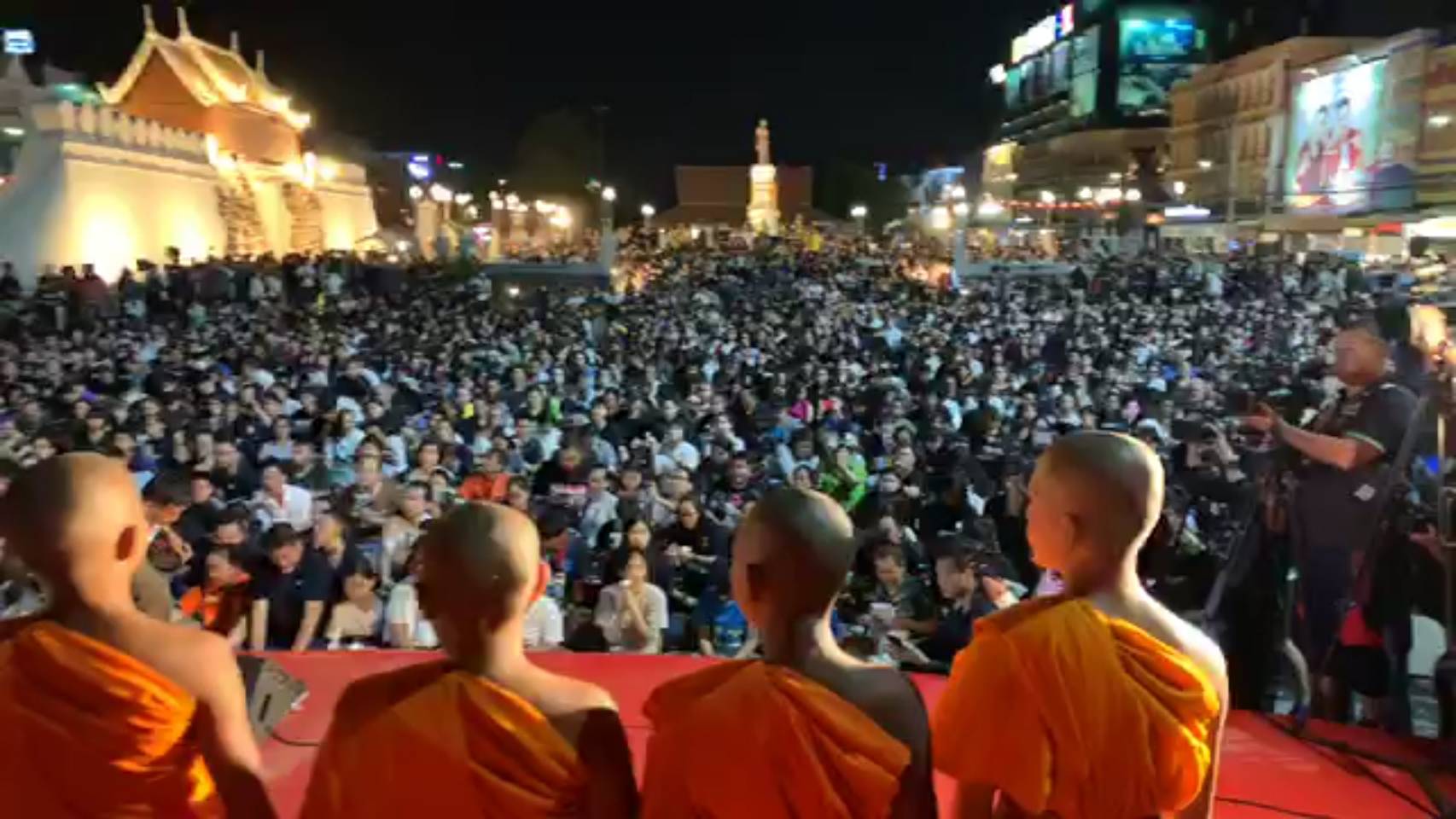 ชาวโคราชร่วมจุดเทียนไว้อาลัยแก่ผู้เสียชีวิต "กราดยิงโคราช" ณ อนุเสาวรีย์ย่าโม