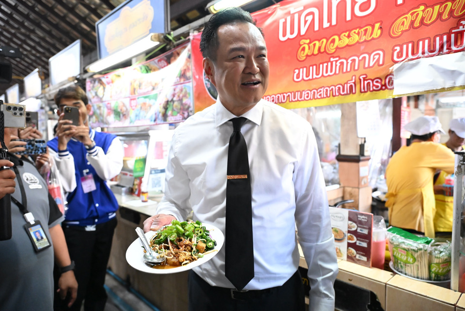 “อนุทิน” เดินชิลตลาดนางเลิ้ง กินมื้อเที่ยง “ขนมผักกาด-ข้าวแกง-เกาเหลาลูกชิ้นแคะ” ชาวบ้านแห่ขอถ่ายรูป ก่อน อุดหนุนรูปวาดศิลปินไทย 