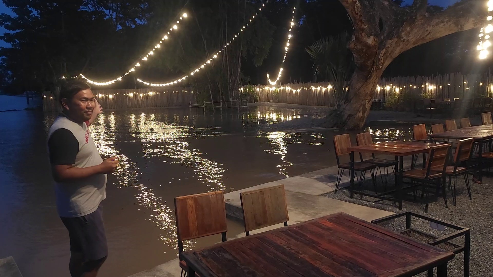 ปทุมธานีน้ำล้นตลิ่งแล้ว ร้านอาหารบ้านเรือนชุมชนริมเจ้าพระยาได้รับผลกระทบ