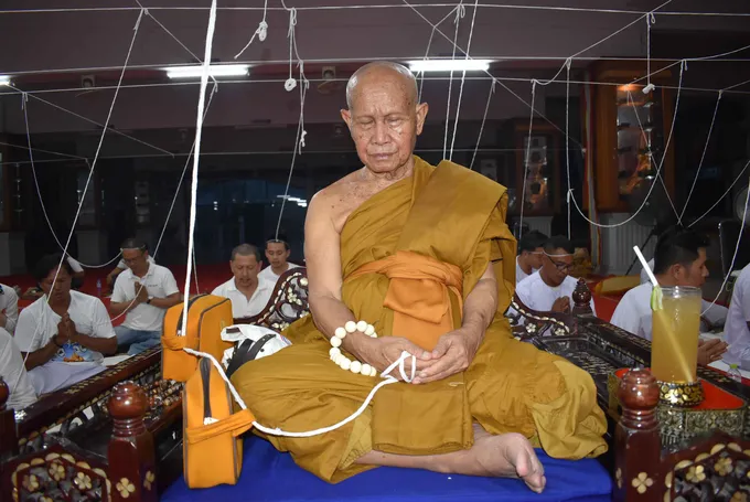 กาฬสินธุ์เรียกคนเข้าวัดปลุกเสกวัตถุมงคลพญาศรีสุทโธคำชะโนด 2 รุ่น เซียนตรึม !
