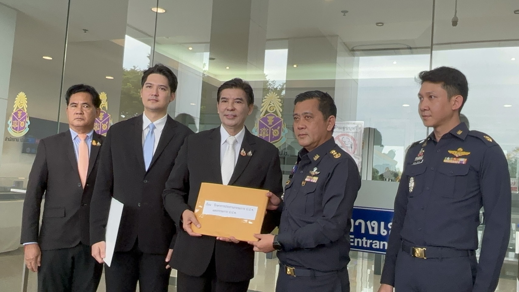 “เด็จพี่” ยื่นหลักฐานให้ ปปช. สอบจริยธรรม “ลุงป้อม” ลาประชุมสภา 84 ครั้ง เผยถูกโทรข่มขู่ ยันไม่กลัว