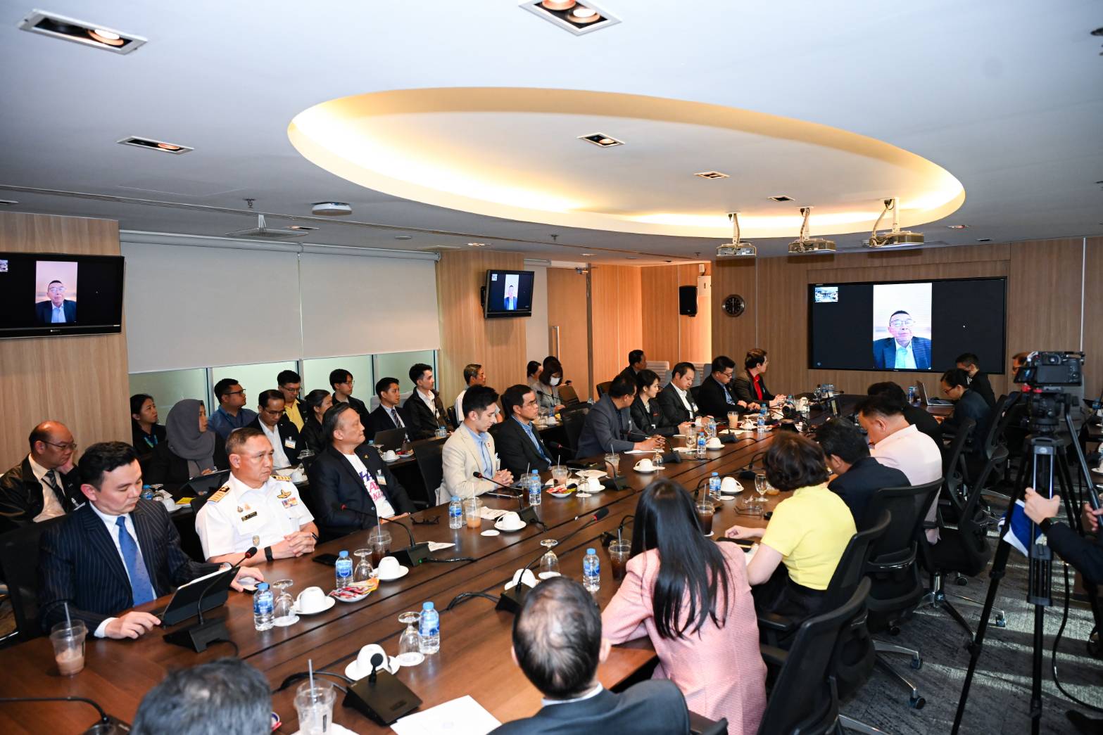 รมว.กต.นำประชุมเตรียมแผนช่วยคนไทยในกัมพูชา - เผยระหว่างร่วมประชุม UN ได้ยืนยันประชาคมโลกถึงความอดกลั้นไทย หลังกัมพูชาละเมิดอธิปไตยโจมตีไทยต่อเนื่อง 