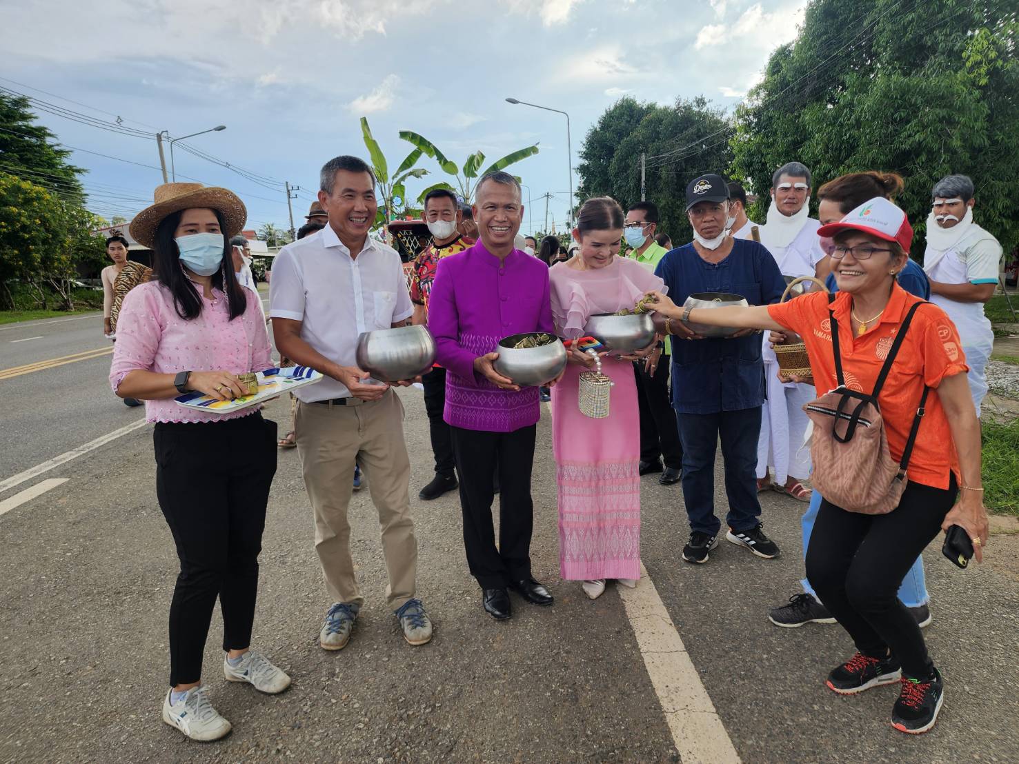 หนึ่งเดียวในเมืองชาละวัน! “พิจิตร” จัดประเพณีขอทานข้าวต้มมัดวันออกพรรษา
