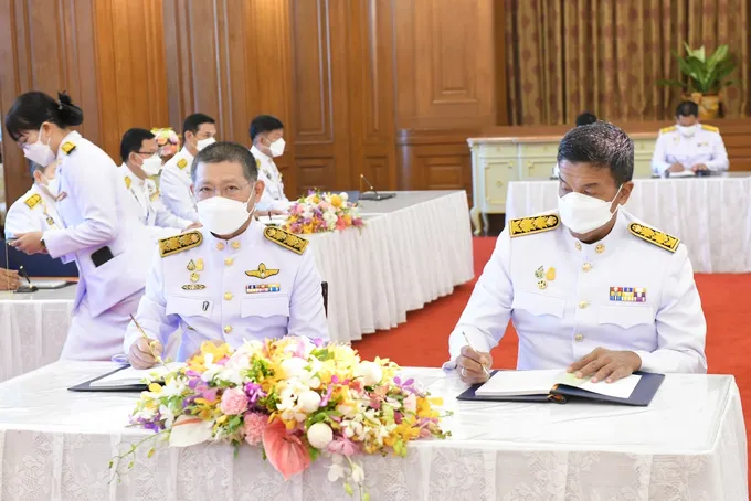 ผู้บริหาร กทม.ลงนามถวายพระพร 'ในหลวง-พระราชินี' เนื่องในโอกาสขึ้นปีใหม่