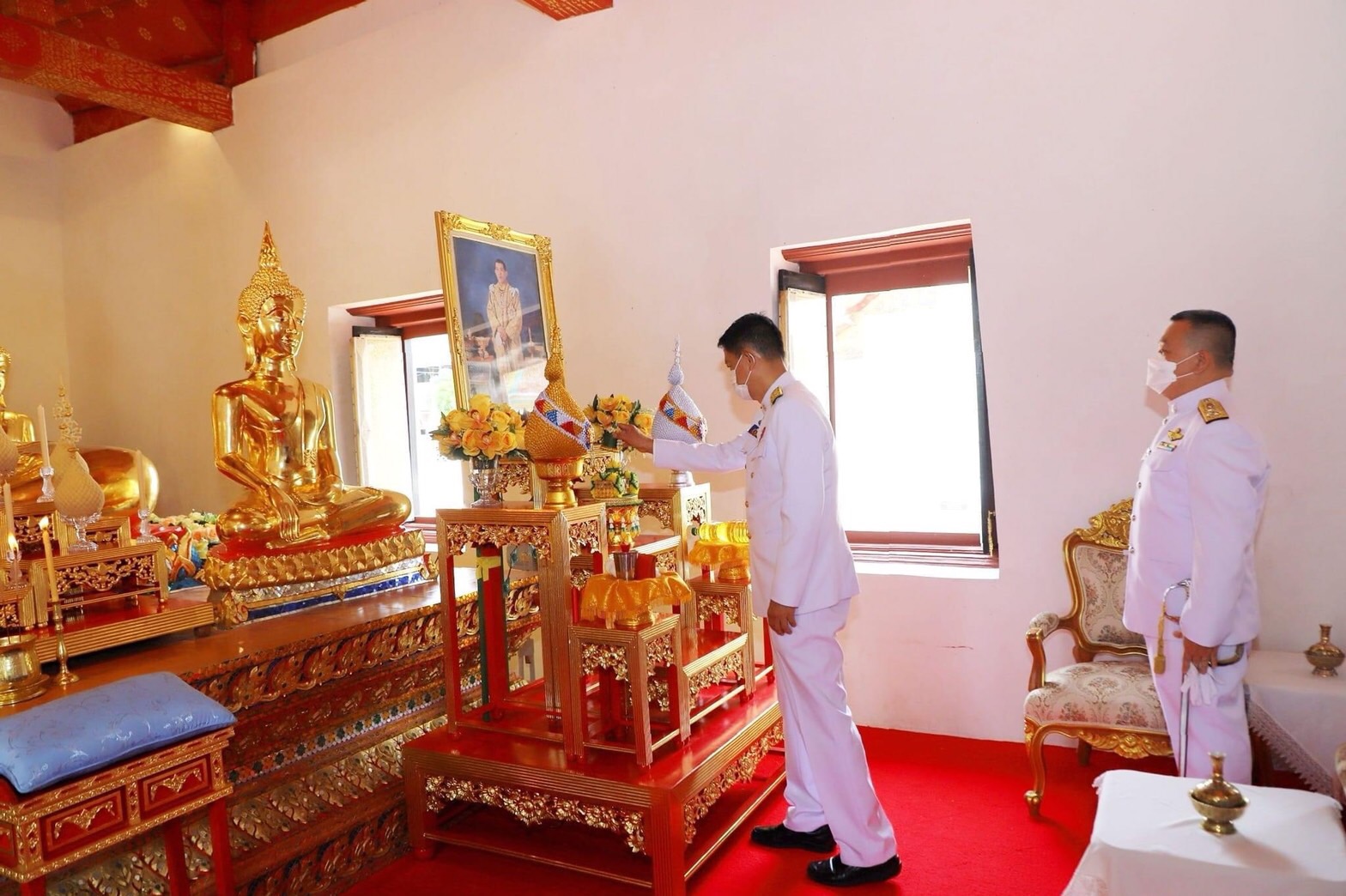 ในหลวงพระราชทานเทียนพรรษาถวายแก่พระอารามหลวงวัดไชโยวรวิหาร และวัดป่าโมกฯ จังหวัดอ่างทอง