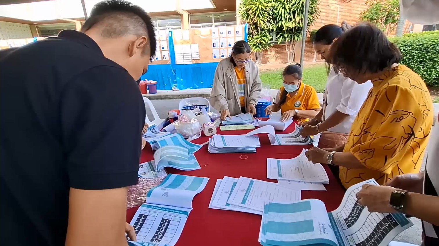 คกก.สงขลาประจำหน่วยเลือกตั้งรับบัตร-หีบบัตรและอุปกรณ์ประจำหน่วย 