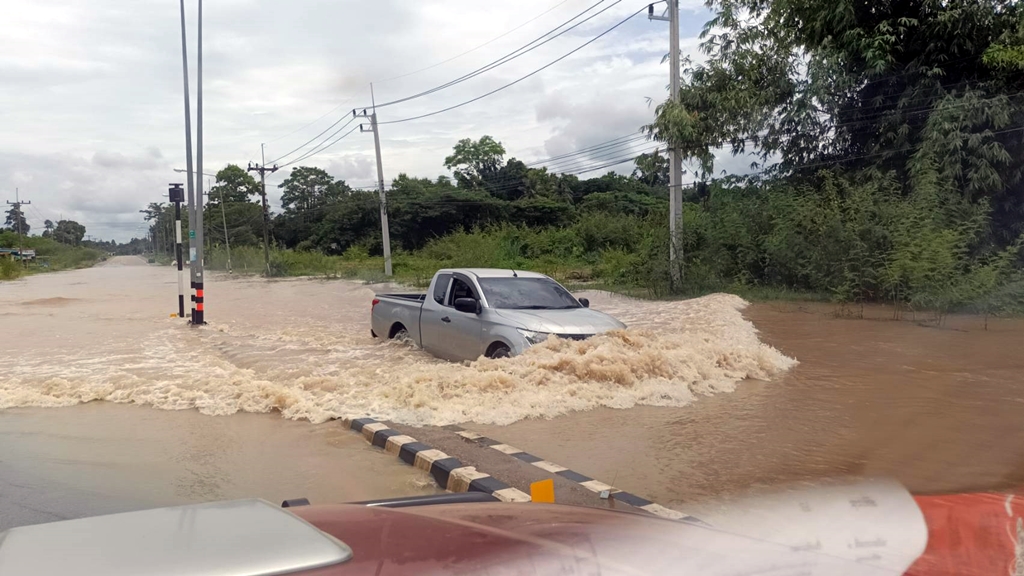 หนองคายฝนตกต่อเนื่อง น้ำท่วมถนนลึกกว่า 1 เมตร เหตุชาวบ้านถมที่ล้ำเขตทางหลวงปิดทางน้ำ 