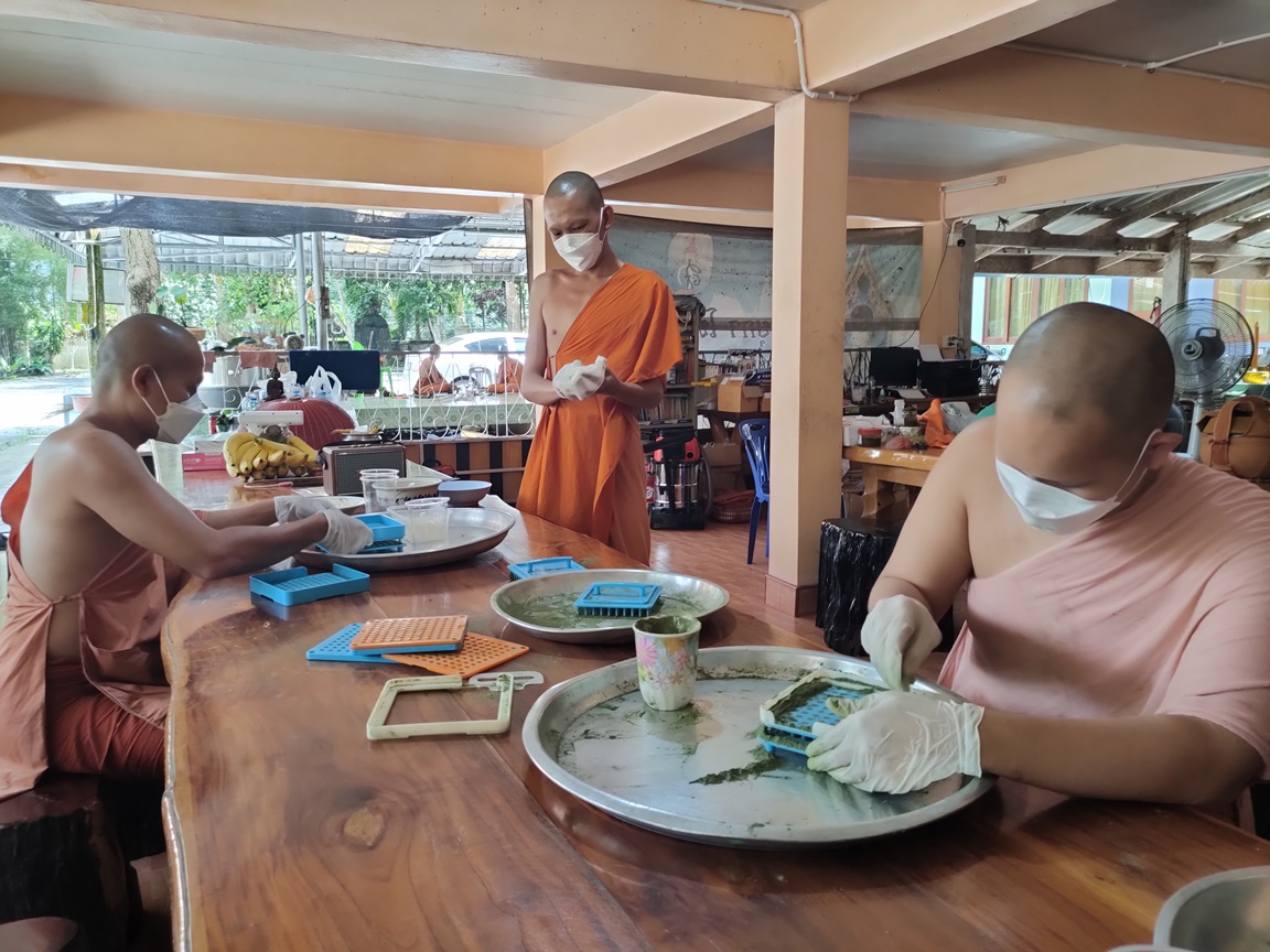 คุณพระช่วย! พระวัดสตูลเร่งมือผลิตสมุนไพรฟ้าทะลายโจร  แจกจ่ายให้ชาวบ้านรักษาโควิด19