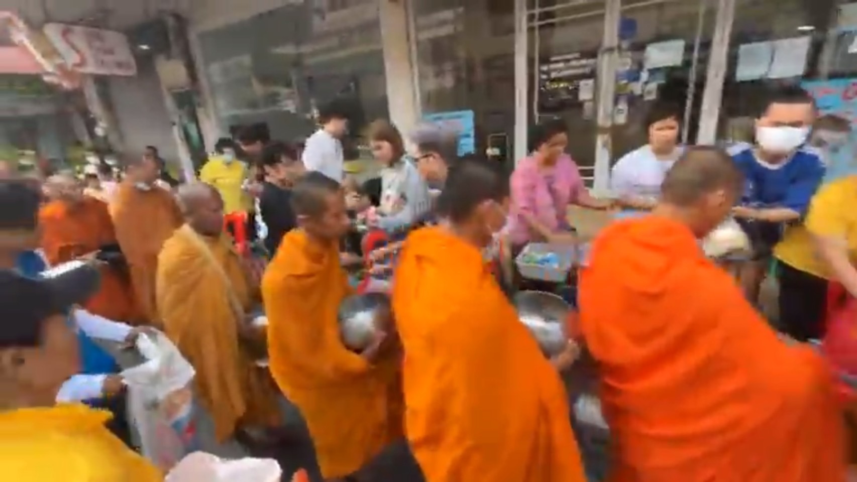 "เชาว์" นำชาวห้วยขวางร่วมใจตักบาตรพระสงฆ์ 99 รูปถวายเป็นพระราชกุศลวันพ่อแห่งชาติ