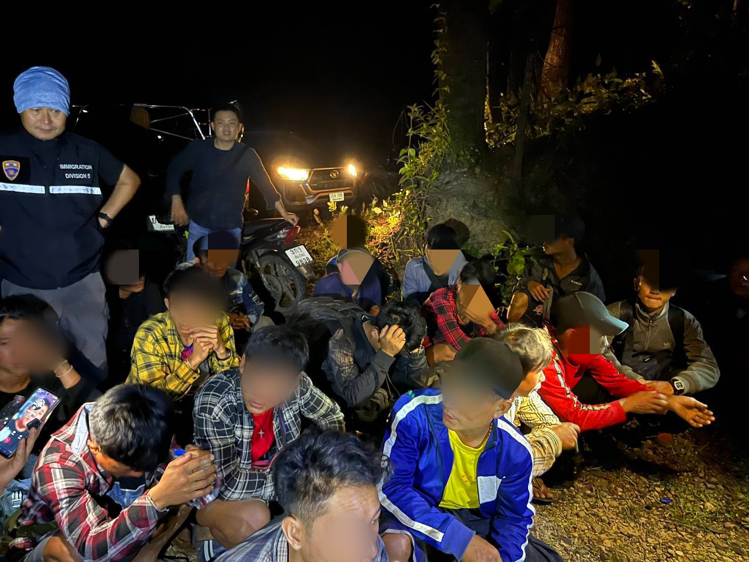 รวบ 19 ต่างด้าวกลางดึกขุนยวม! คนขับหนีลอยนวล คาดขบวนการค้ามนุษย์