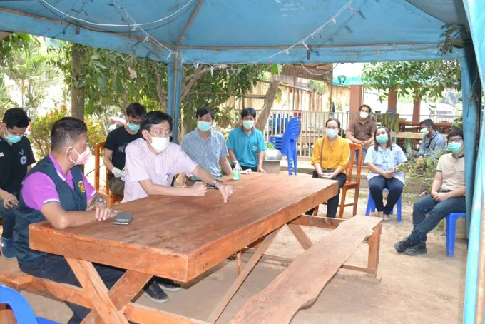 อุตรดิตถ์สั่งปิดหมู่บ้าน  หลังตรวจพบผู้ติดเชื้อ ( โควิด-19) 3 ราย พ่อแม่และลูก 