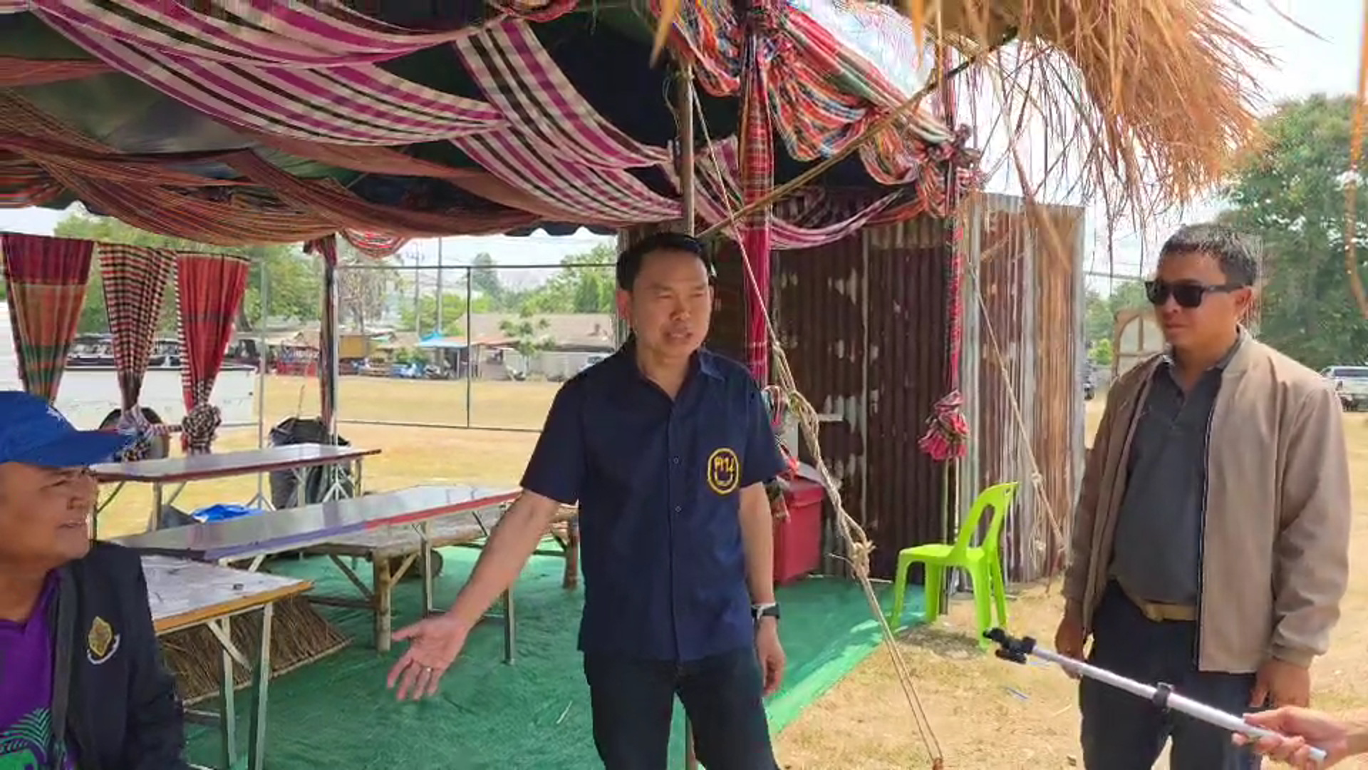 พ่อเลี้ยงคว้ามีดทะเลาะกับลูกเลี้ยงกันกลางงานเทศกาลกินไก่และงานกาชาดบุรีรัมย์ นายกเทศมนตรีเตรียมการดูแลความปลอดภัย