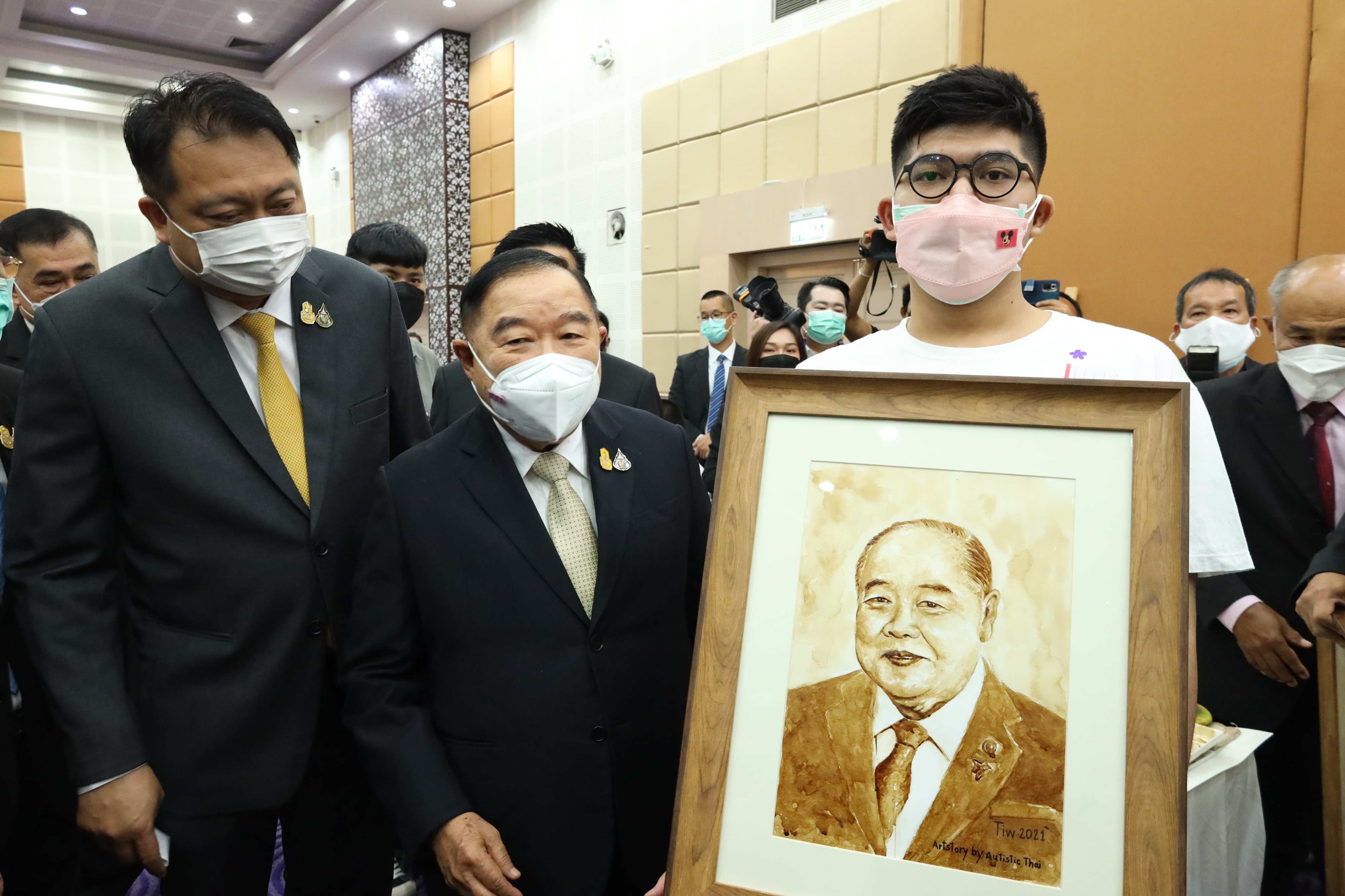 "บิ๊กป้อม" บอกไม่รู้ข่าว "บิ๊กตู่" นั่งหัวหน้าพปชร. เรื่องปรับโครงสร้างพรรคกำลังคิดอยู่