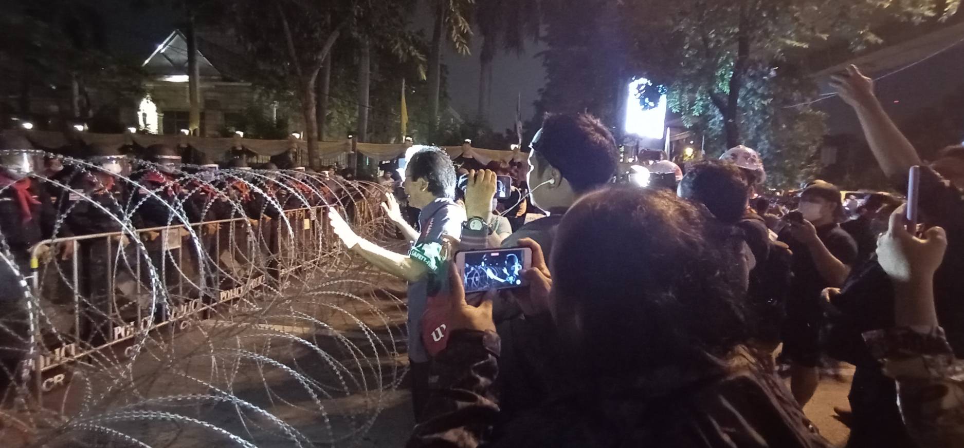 “หมอทศพร” โผล่กลางม็อบขอผู้ชุมนุมระวังตัว ลั่นต้องไม่ใช้ความรุนแรง 