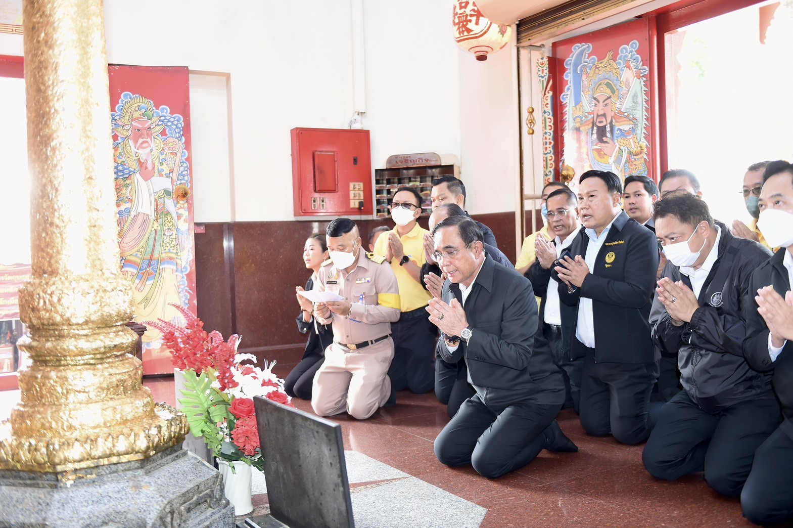 "บิ๊กตู่" สักการะศาลหลักเมืองจันทบุรี -ศาลพระเจ้าตาก อธิษฐานขอให้มีชัยชนะ ศัตรูจงพินาศ 