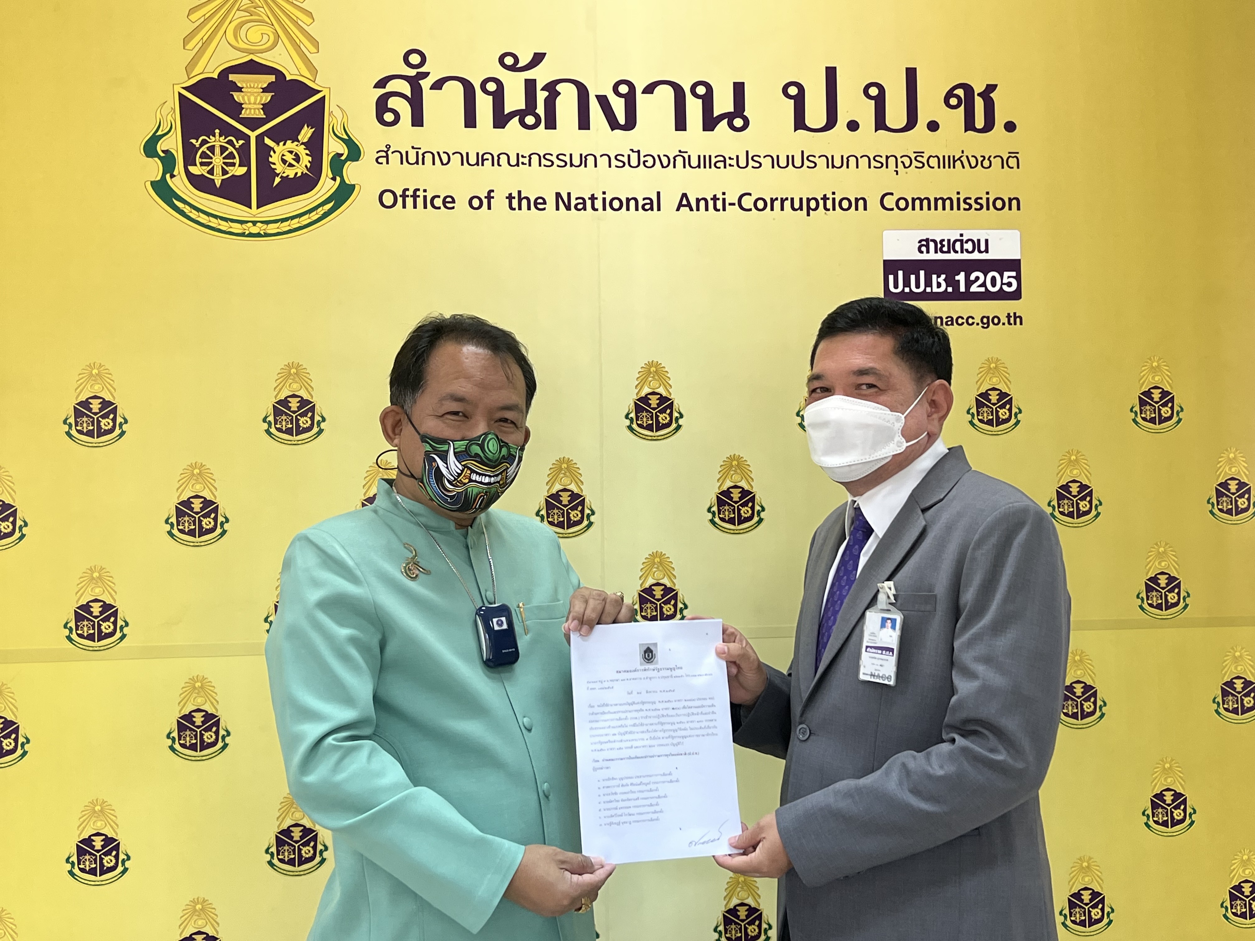 "ศรีสุวรรณ" บุก ปปช.ร้องเอาผิด กกต.ละเว้นฯ - ผิดจริยธรรมร้ายแรง ปมปัดตกคำร้องนายกฯ 8 ปีให้ศาล รธน.