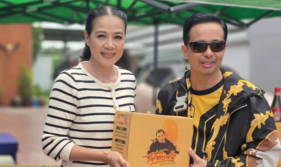 “กบ ปภัสรา” เจอ “ประจักษ์ชัย ไหทองคำ” เซอร์ไพรส์ยกน้ำปลาร้าทั้งลังให้ถึงมือ