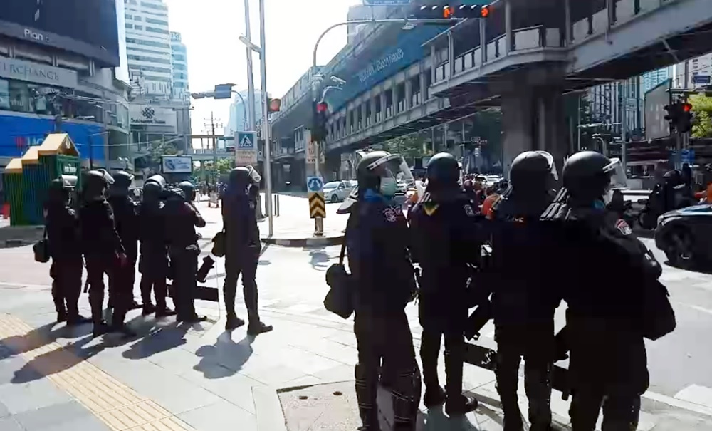 “ม็อบ” ต้านเอเปค ปะทะ จนท.ตำรวจสถานีรถไฟฟ้า MRT สุขุมวิท