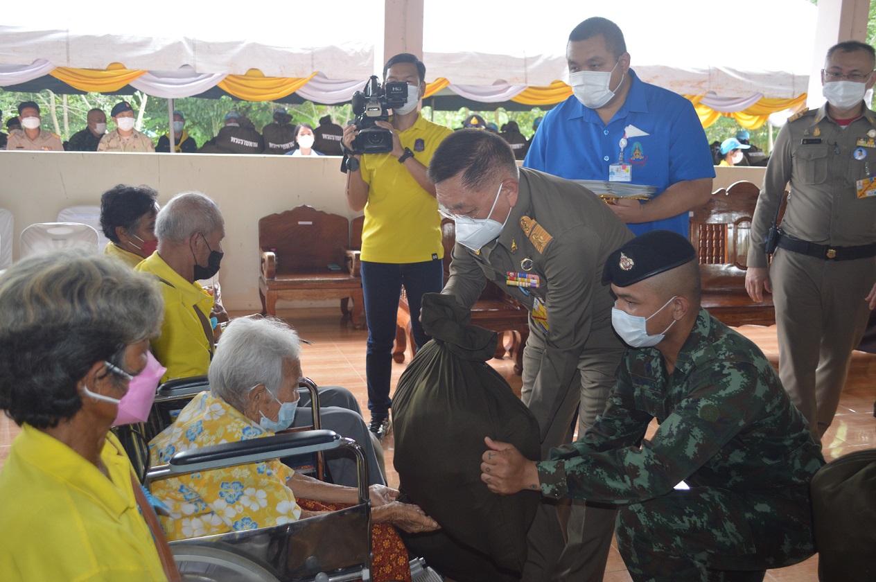 องคมนตรีเชิญถุงพระราชทานมอบแก่ปชช.  มอบทุนการศึกษาแก่นักเรียนจังหวัดสระแก้ว 