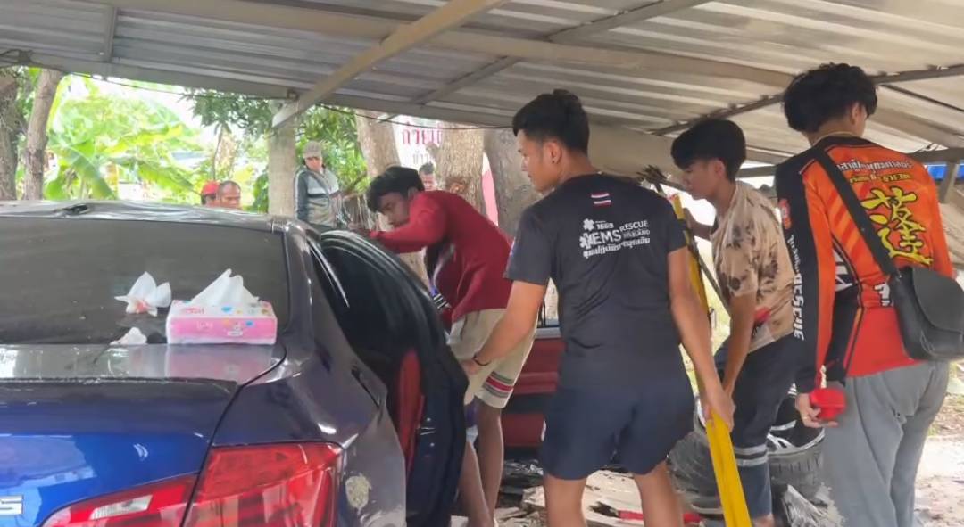 เก๋งเสียหลักอัดต้นไม้ยับคนขับรอดปฏิหาริย์บริเวณถนนสุขุมวิทมุ่งหน้าระยอง-จันทบุรี