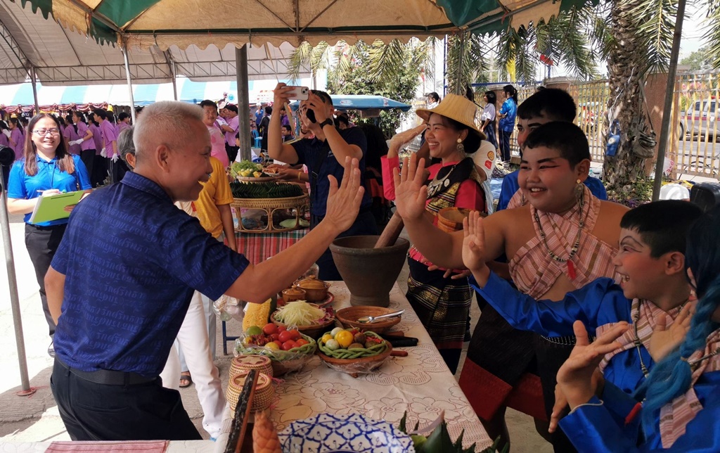 ลีลาสุดมันส์ "โสภณ ซารัมย์-ภรรยา" ร่วมฟ้อนรำ ในงานมหกรรมของดีลำปลายมาศ ประจำปี 2567 