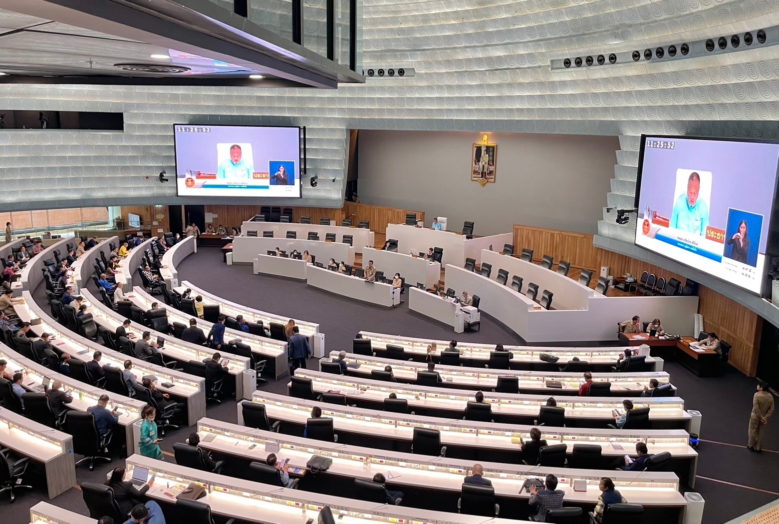 ถกเดือด ! วุฒิฯไม่รับญัตติ “นันทนา” เดินหน้าเลือก “สิริพรรณ-ชาตรี” นั่งกก.ตุลาการศาลรธน.คนใหม่
