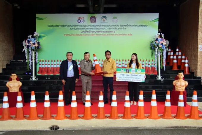 กยท.เดินหน้าส่งเสริมนวัตกรรมยางเพื่อประโยชน์สังคม มอบกรวยยางจราจร แก่ตำรวจภูธรภาค 5 