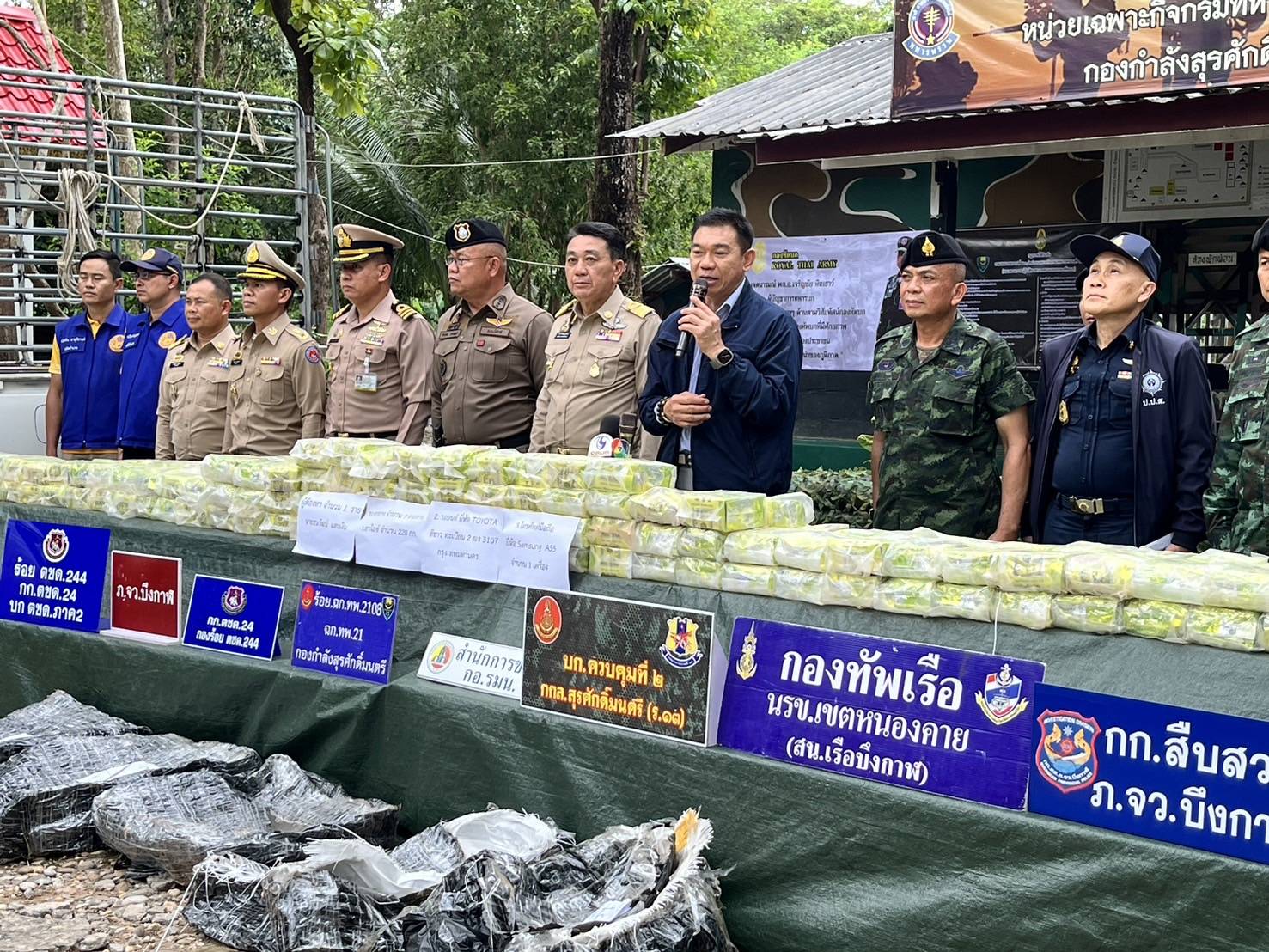 บิ๊กหลวงย้ำ! นายกฯ สั่งปราบยาเสพติดกองทัพภาค 2 สกัดจับยาไอซ์ล็อตใหญ่ 220 กก.